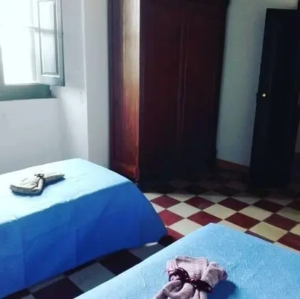 İki Ayrı Yataklı Oda, Ortak Banyo