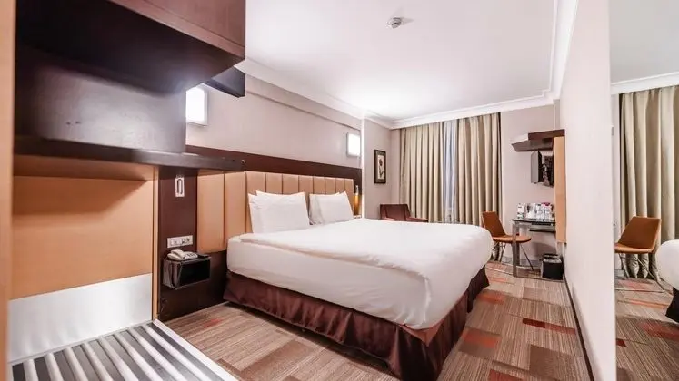 Standart Double Oda,Sokak Manzaralı,Büyük Yataklı