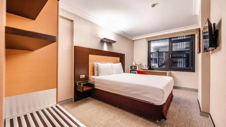 Standart Double Oda,Sokak Manzaralı,Büyük Yataklı
