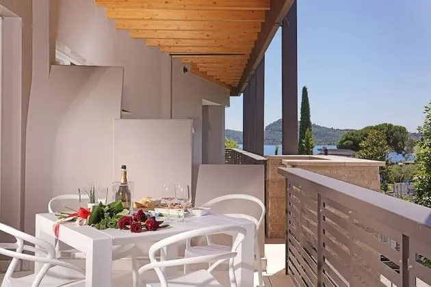 Deluxe Çatı Katı (Loft), 1 Yatak Odası, Balkon, Kısmi Göl Manzaralı