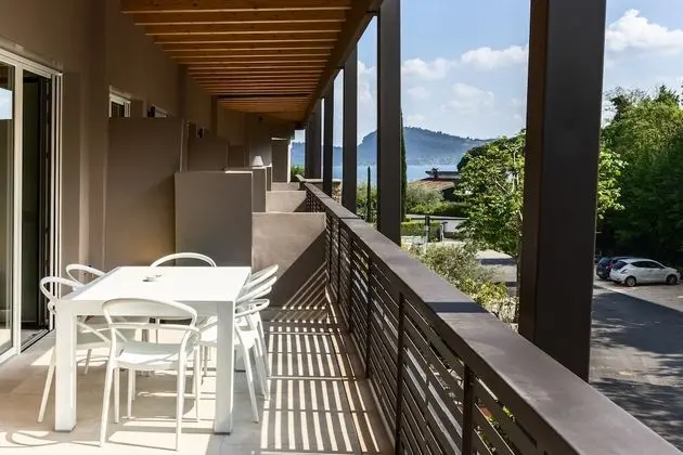 Deluxe Çatı Katı (Loft), 1 Yatak Odası, Balkon, Kısmi Göl Manzaralı