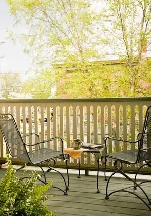 Courtyard Queen Suite