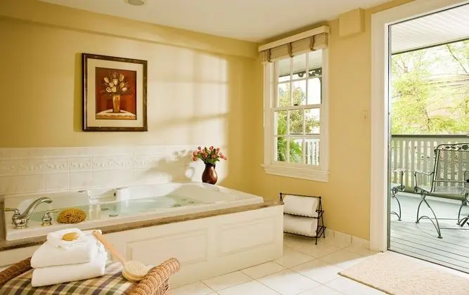 Courtyard Queen Suite