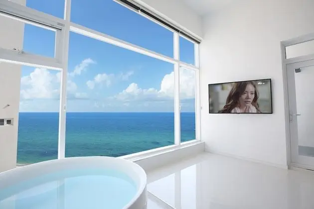 PLUS Pool villa 204
