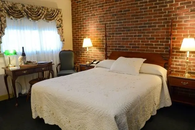 Standard Room, 1 Queen Bed, Second Floor, Above Lounge
