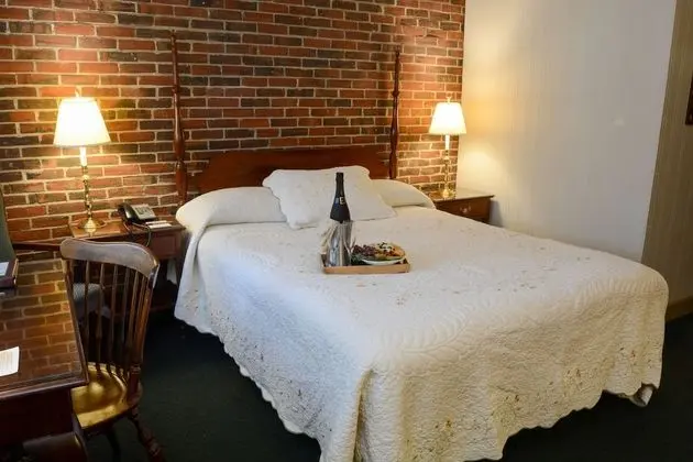 Standard Room, 1 Queen Bed, Second Floor, Above Lounge