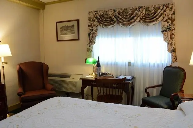 Standard Room, 1 Queen Bed, Second Floor, Above Lounge