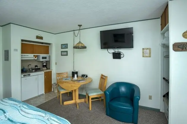 Studio, 1 Queen Bed, PoolSide, No Pets