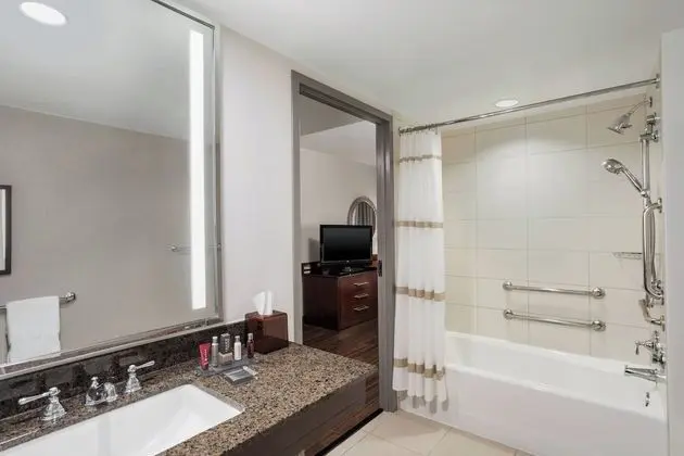 Oda, 1 En Büyük (King) Boy Yatak (Mobility Accessible, Tub)