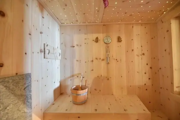 Junior Süit, Sauna