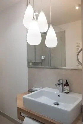 Tek Büyük Yataklı Oda, Engellilere Uygun, Banyolu/Duşlu