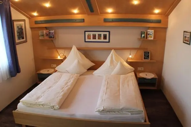 Tek Büyük Yataklı Oda (Schulhauszimmer)