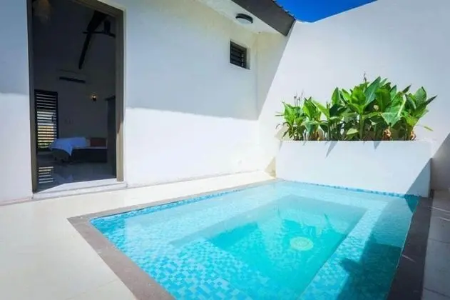 Oda (Beachfront Pool Bure)