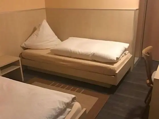 Tek Büyük veya İki Ayrı Yataklı Oda, Banyolu/Duşlu (Zimmer im Untergeschoß)