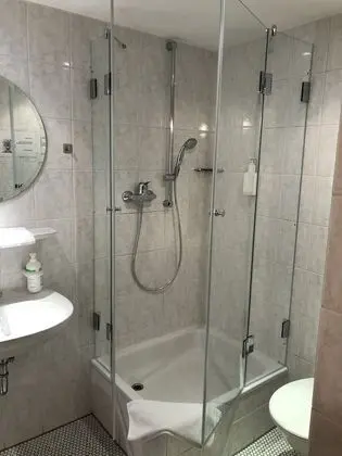 Basic Tek Büyük Yataklı Oda, Ortak Banyo