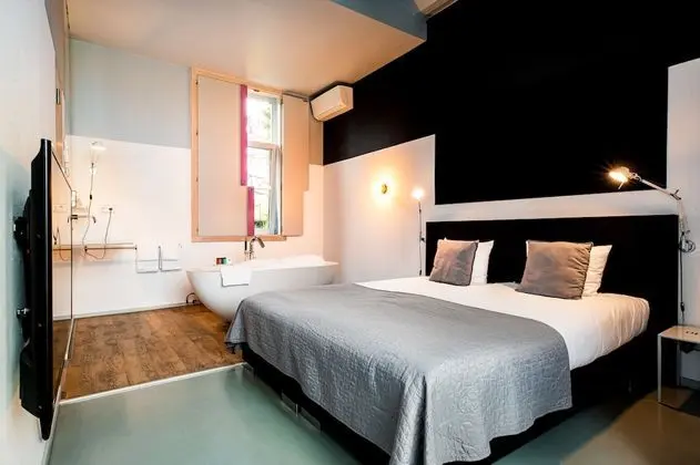 SStandard room with bath in coach house 2p.