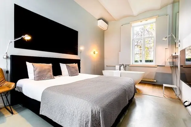 SStandard room with bath in coach house 2p.
