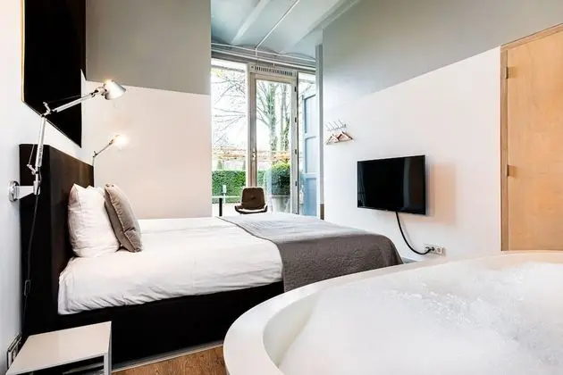 SStandard room with bath in coach house 2p.