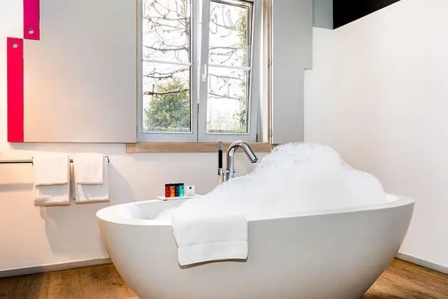SStandard room with bath in coach house 2p.