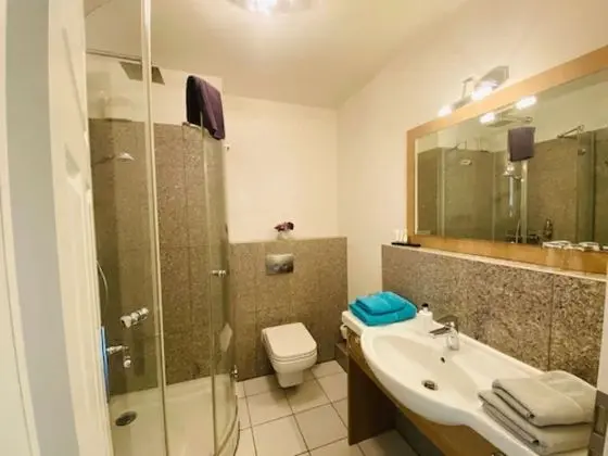 Büyük Yataklı Tek Kişilik Oda