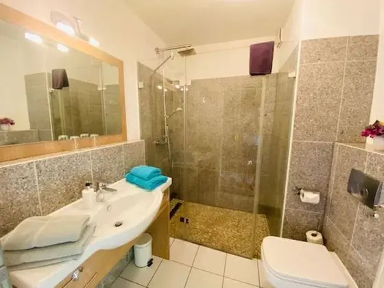 Büyük Yataklı Tek Kişilik Oda