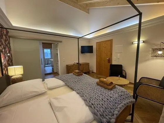 Tek Büyük Yataklı Oda, Balkon, Dağ Manzaralı