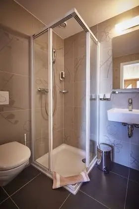 Büyük Yataklı Tek Kişilik Oda