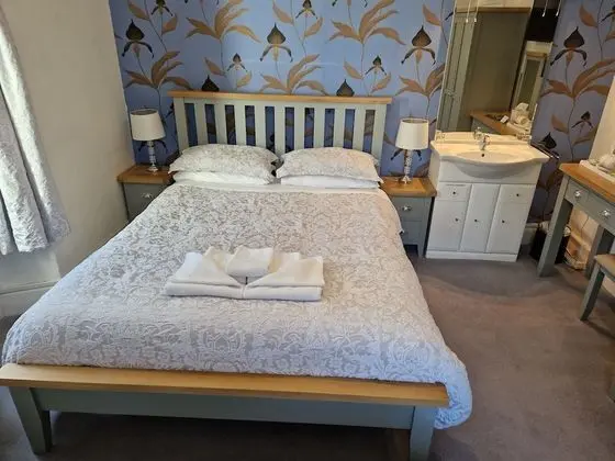 Tek Büyük veya İki Ayrı Yataklı Oda (King or Twin with shared bathroom)