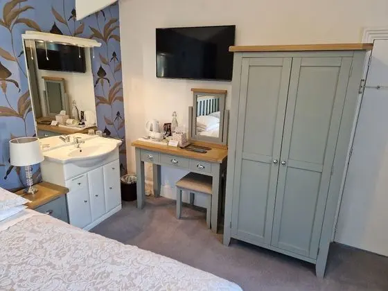 Tek Büyük veya İki Ayrı Yataklı Oda (King or Twin with shared bathroom)