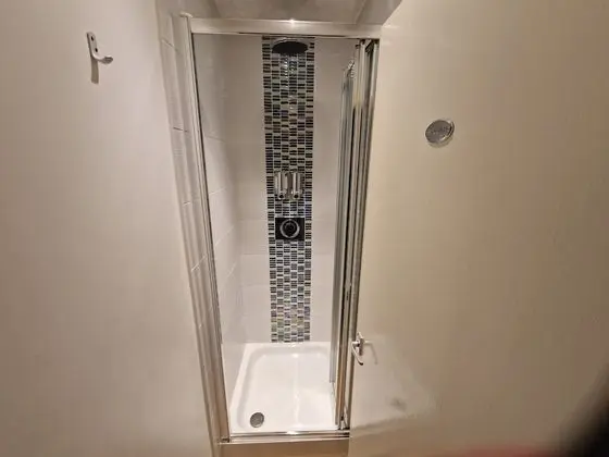 Tek Büyük veya İki Ayrı Yataklı Oda (King or Twin with shared bathroom)