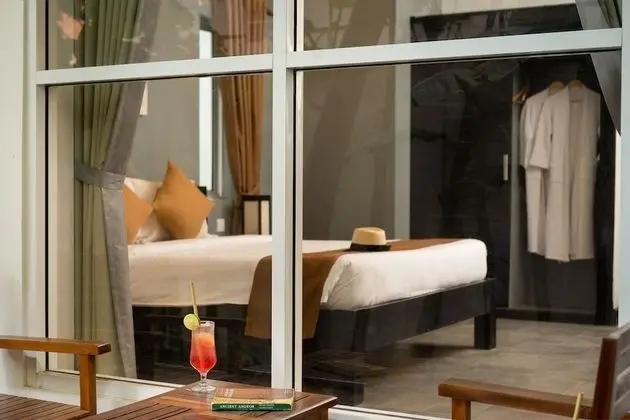 Deluxe Tek Büyük Yataklı Oda, Havuz Manzaralı