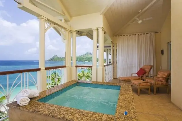 3 Bedroom Butler Beachfront Villa Suite with Plunge Pool