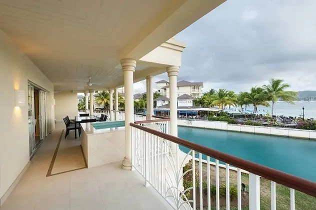 3 Bedroom Butler Beachfront Villa Suite with Plunge Pool