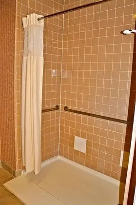 Oda, 1 Büyük (Queen) Boy Yatak, Engellilere Uygun, Sigara İçilmez