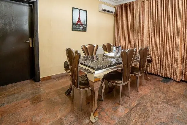 Odada yemek servisi