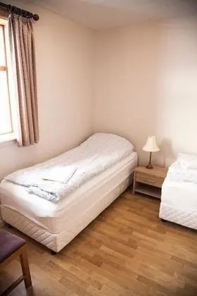 Tek Büyük veya İki Ayrı Yataklı Oda, Ortak Banyo