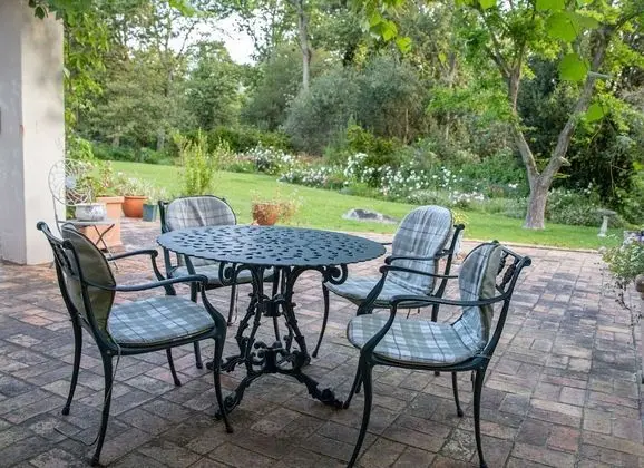 Tek Büyük Yataklı Oda, 1 Yatak Odası, Dağ Manzaralı, Bahçeli (Garden Suite)