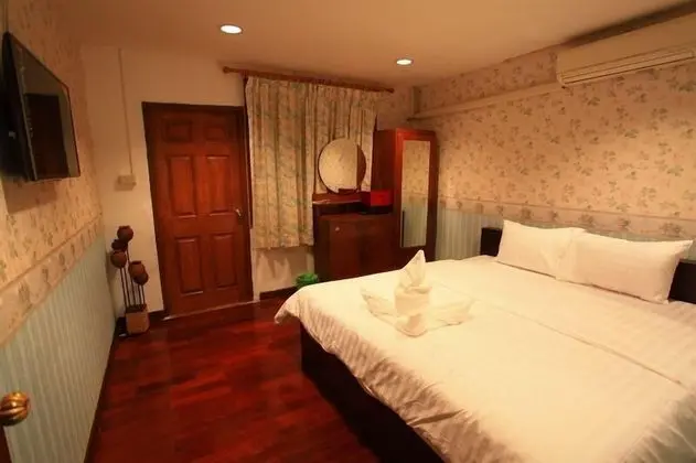 6 Bedrooms House