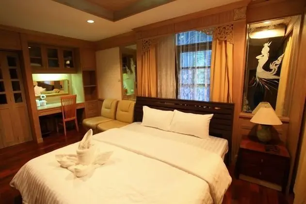 6 Bedrooms House