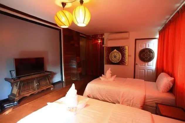 6 Bedrooms House