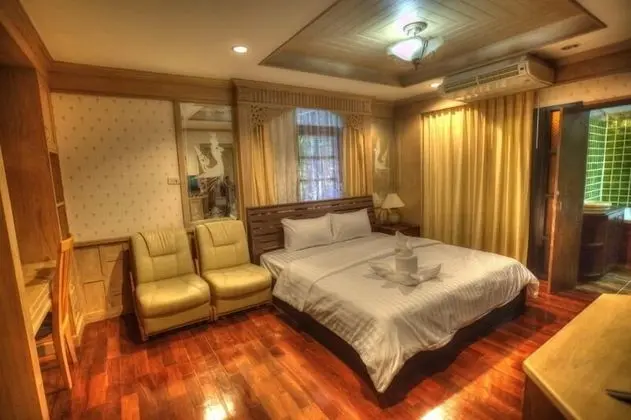6 Bedrooms House