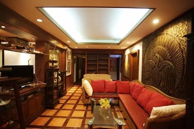 6 Bedrooms House
