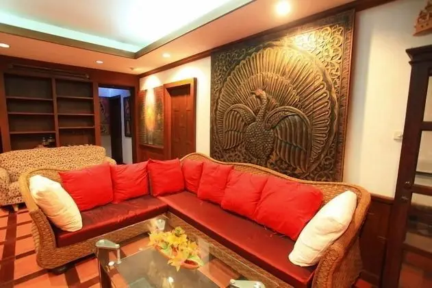 6 Bedrooms House