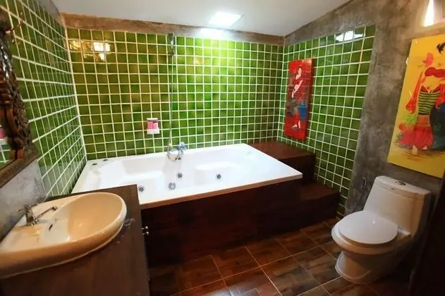 6 Bedrooms House