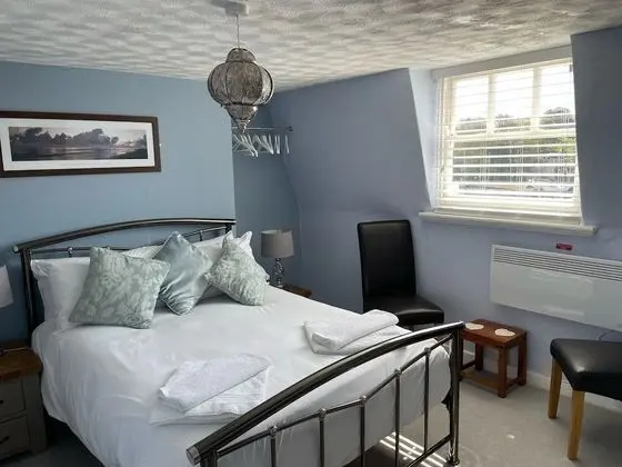 Standard Tek Büyük Yataklı Oda, Banyolu/Duşlu, Liman Manzaralı (3rd flr cosy double rm 6)