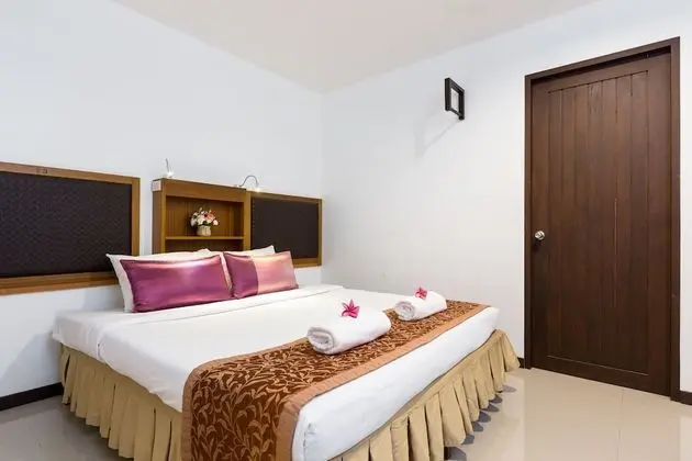 Deluxe Suite (2 Adults and 1 Child under 6 years old sleeping for free in existing beds)