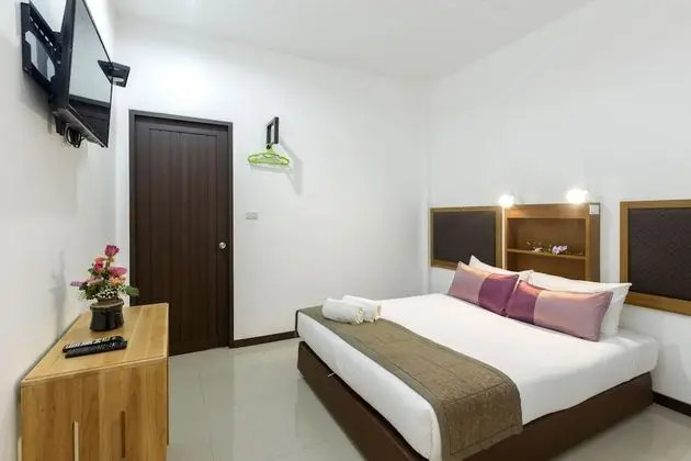 Deluxe Suite (2 Adults and 1 Child under 6 years old sleeping for free in existing beds)
