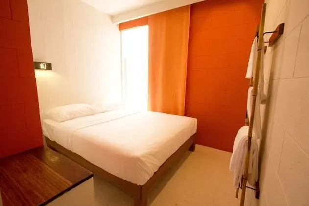 Queen Room with Window