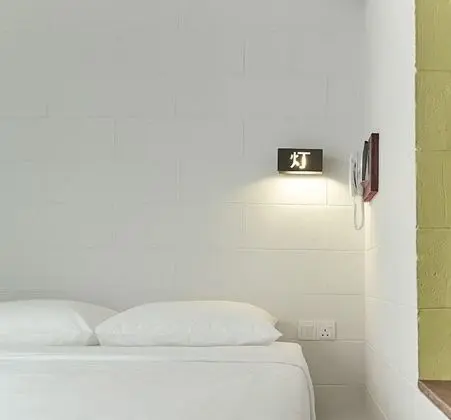 Queen Room with Window