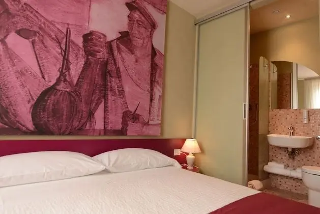 Basic Tek Büyük veya İki Ayrı Yataklı Oda